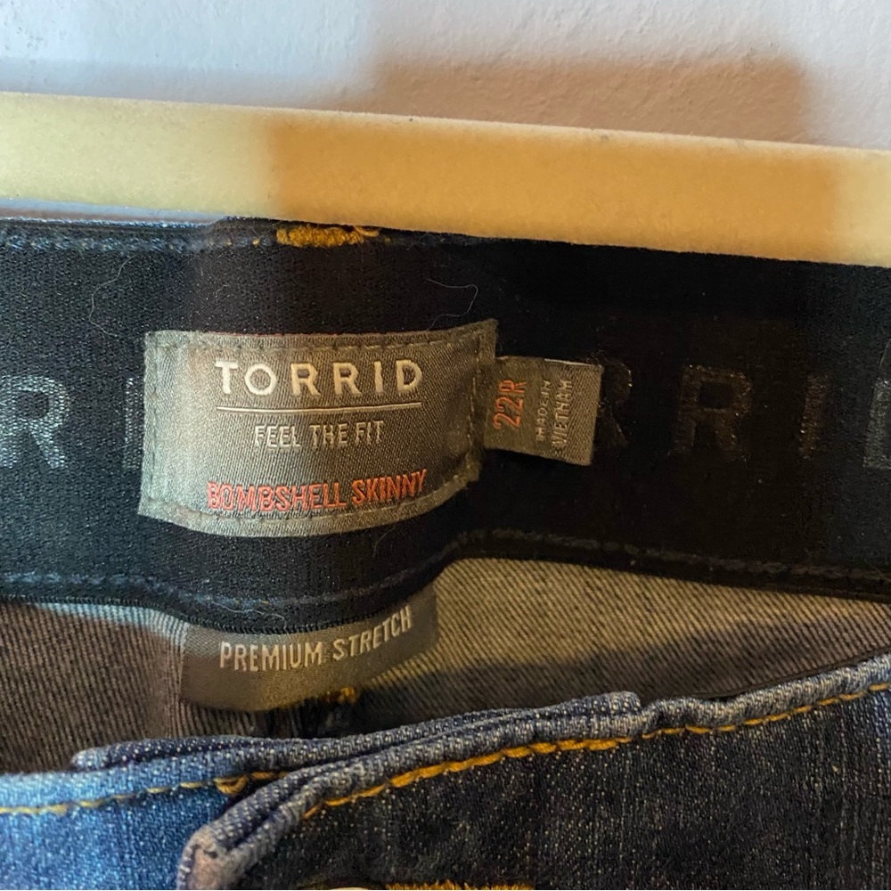 Torrid Bombshell Skinny 22R - Picture 3 of 3